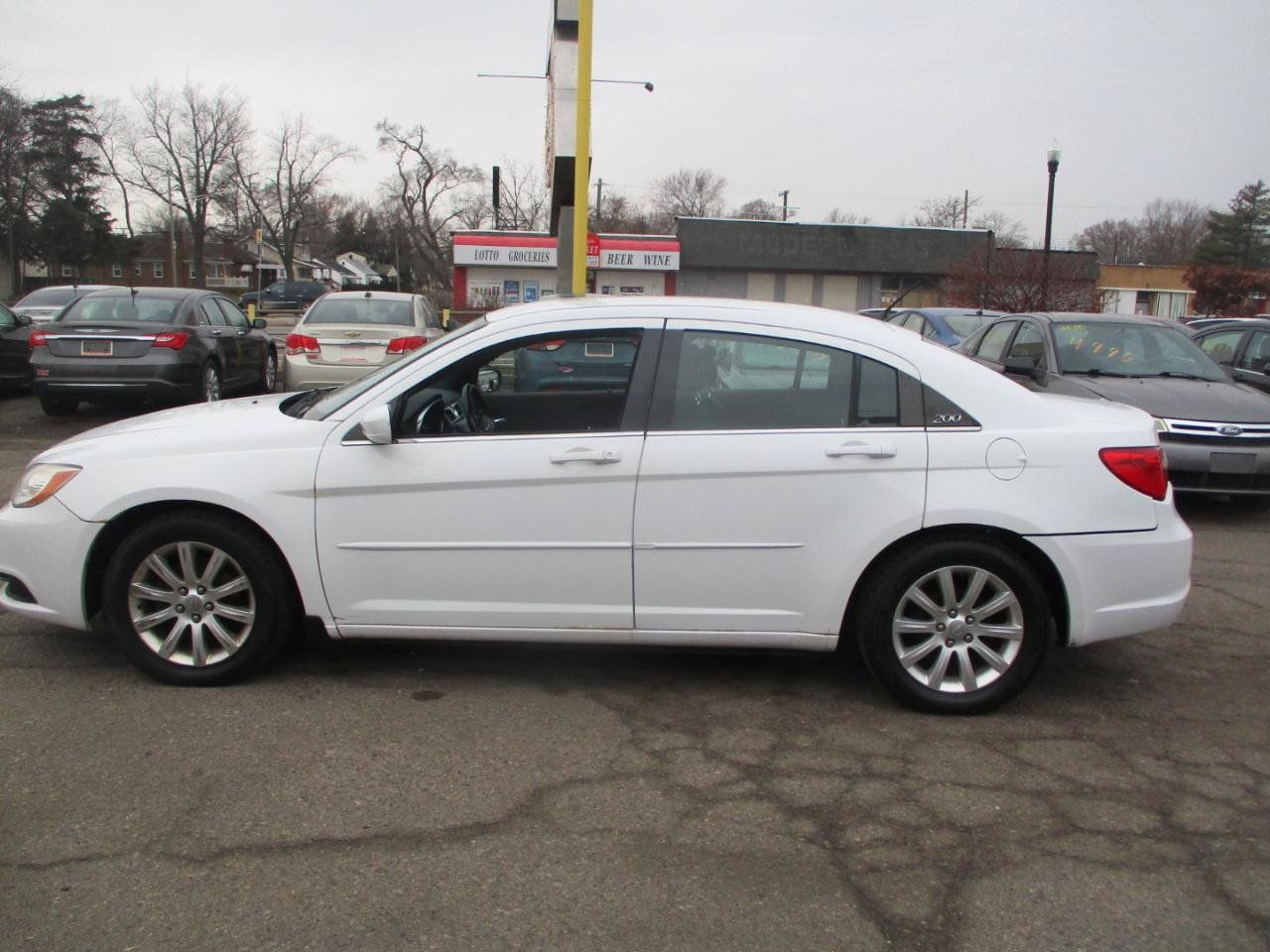 Used 2013 Chrysler 200 Touring FWD image 4