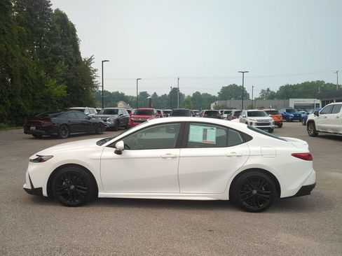 Used 2025 Toyota Camry SE FWD image 8