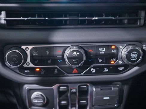 Used 2024 Jeep Wrangler Unlimited Rubicon AWD/4WD image 14