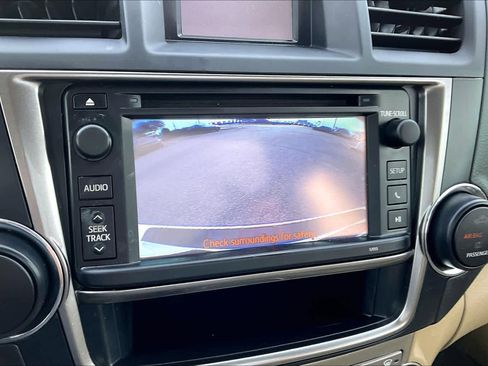 Used 2013 Toyota Highlander Plus image 26