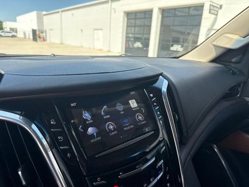Used 2016 Cadillac Escalade Luxury AWD/4WD image 16
