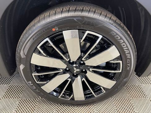 New 2025 Mitsubishi Outlander SE image 38