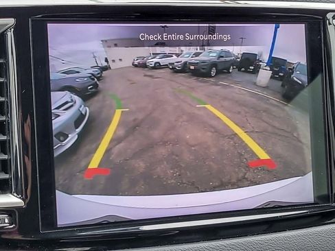 Used 2023 Chrysler Pacifica Touring-L image 15