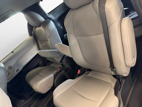 Certified 2026 Toyota Sienna XLE AWD/4WD image 15