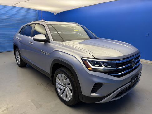 Certified 2022 Volkswagen Atlas Cross Sport SE w/ Panoramic Sunroof Package FWD image 2