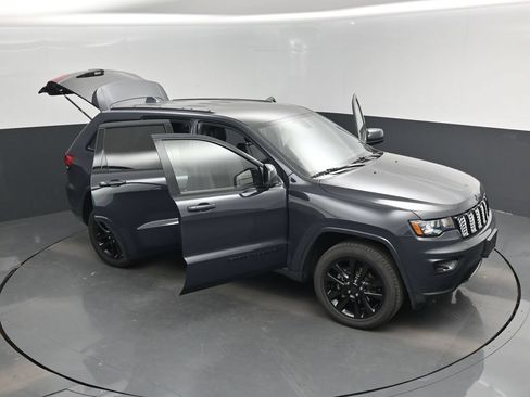 Used 2018 Jeep Grand Cherokee Altitude AWD/4WD image 19