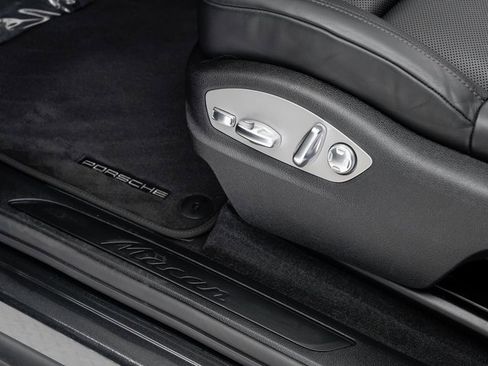Used 2025 Porsche Macan image 12