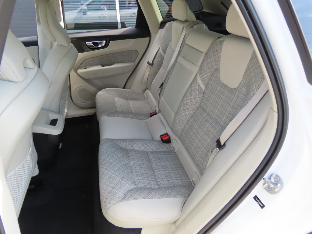 Used 2022 Volvo XC60 B5 Momentum AWD/4WD image 25