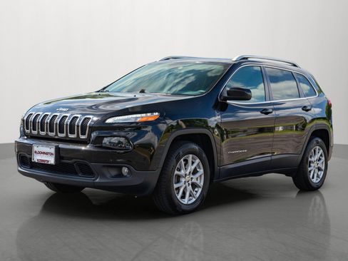 Used 2017 Jeep Cherokee Latitude w/ Cold Weather Group AWD/4WD image 4