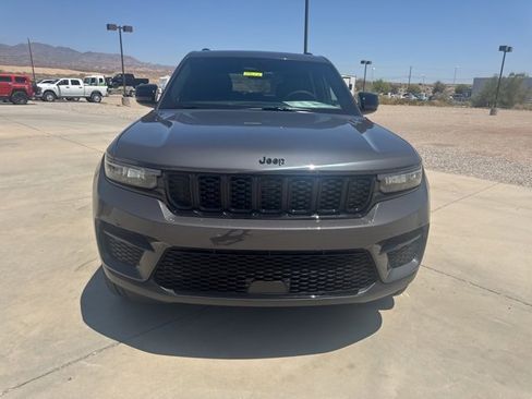 New 2025 Jeep Grand Cherokee Altitude image 9