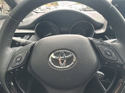 Used 2022 Toyota C-HR XLE image 22