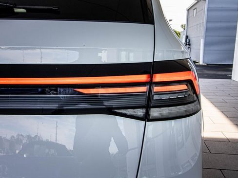 New 2026 Volkswagen Taos SE image 17