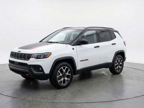 Used 2025 Jeep Compass Trailhawk AWD/4WD image 3
