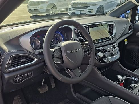 New 2026 Chrysler Pacifica Limited w/ S Appearance Package image 13