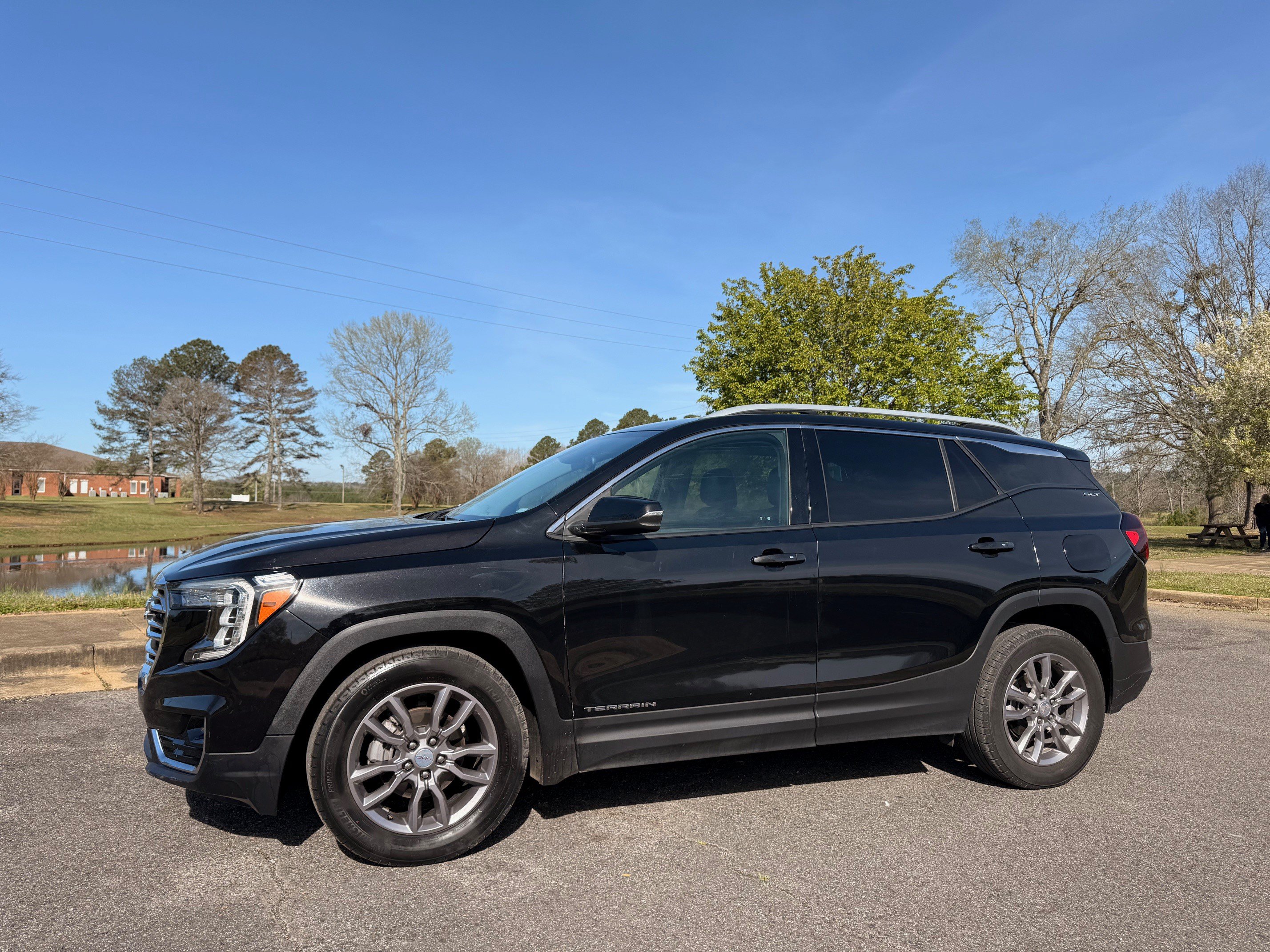 Used 2024 GMC Terrain SLT FWD image 1