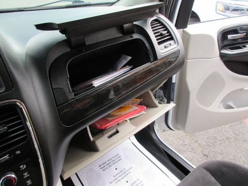 Used 2019 Dodge Grand Caravan SE FWD image 19