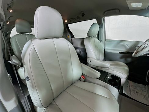 Used 2014 Toyota Sienna LE FWD image 28