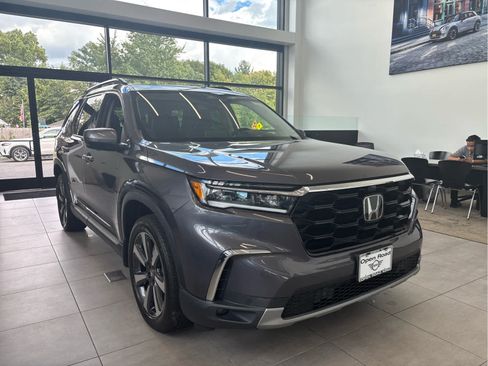 Used 2023 Honda Pilot Elite image 3