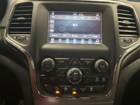 Used 2018 Jeep Grand Cherokee Laredo AWD/4WD image 12