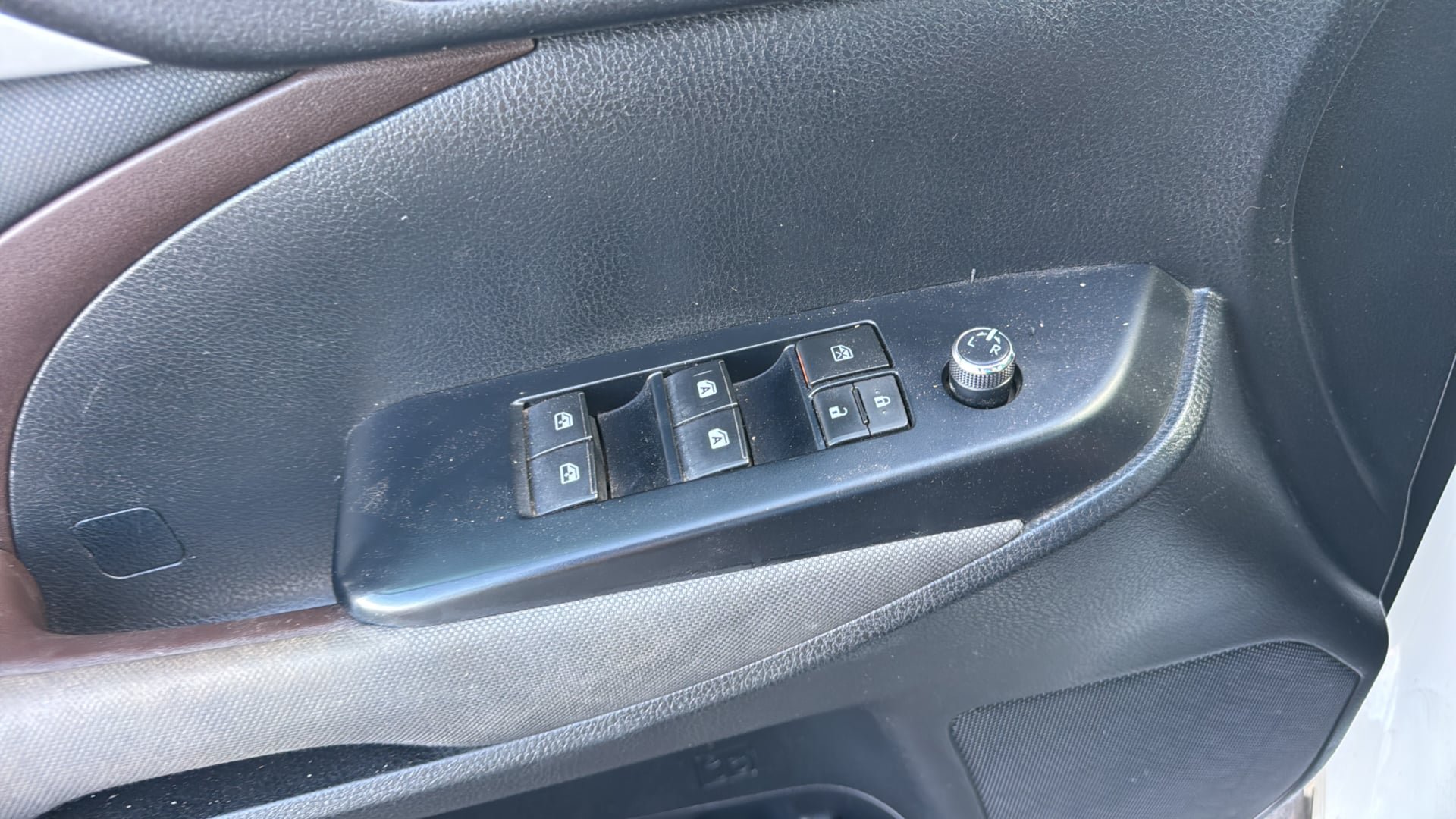 Used 2017 Toyota Highlander LE FWD image 19