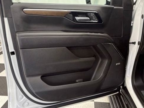 Used 2025 Chevrolet Tahoe High Country AWD/4WD image 16