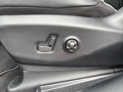 Used 2025 Chrysler Pacifica Limited FWD image 16
