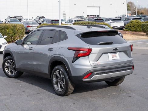 Used 2024 Chevrolet Trax LT w/ Driver Confidence Package image 3