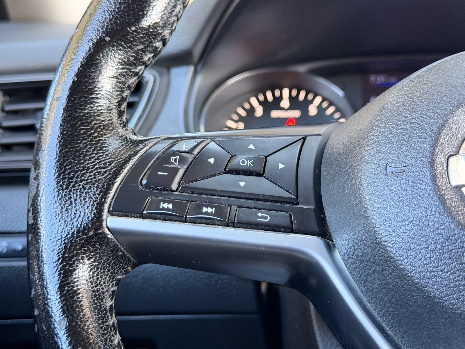 Used 2020 Nissan Rogue SV FWD image 22