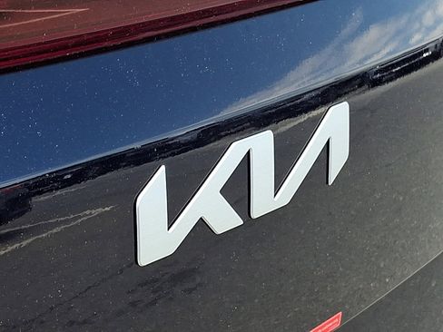 New 2026 Kia Carnival EX FWD image 21