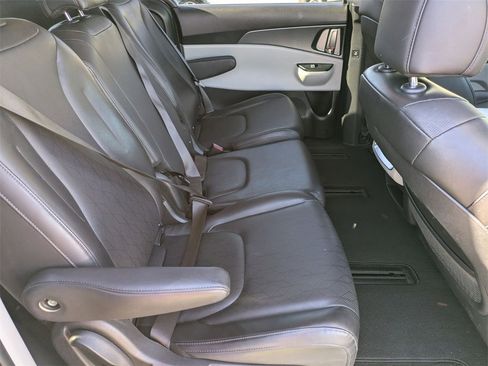 Used 2024 Kia Carnival LX image 28