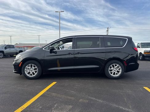 Used 2023 Chrysler Pacifica Touring-L FWD image 3