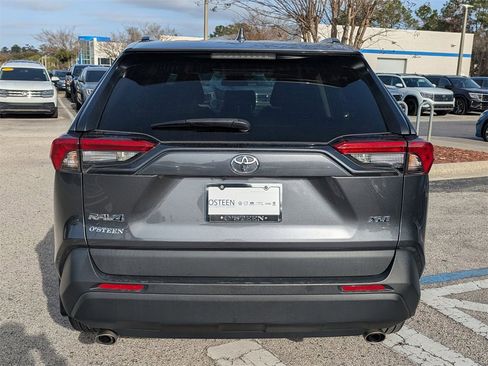 Used 2021 Toyota RAV4 XLE Premium image 5
