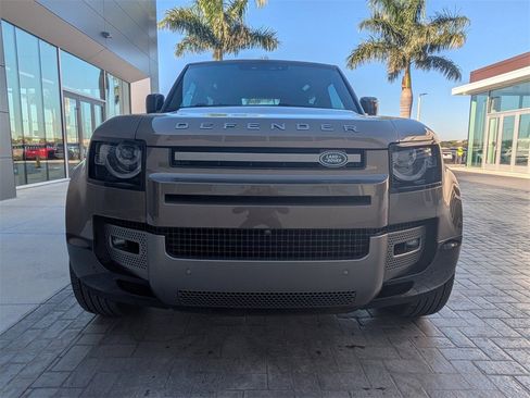 Used 2024 Land Rover Defender 90 X-Dynamic SE image 9