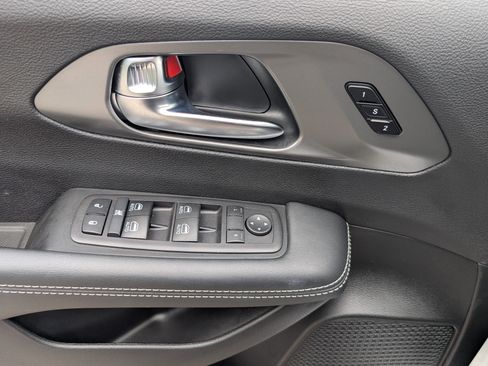 Used 2025 Chrysler Pacifica Select FWD image 15