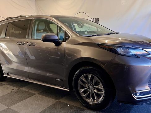 Used 2021 Toyota Sienna XLE image 2