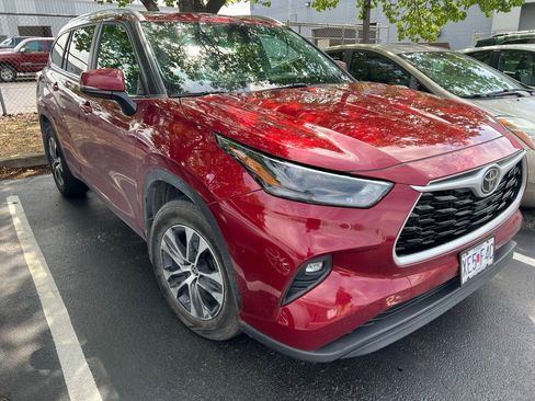 Used 2023 Toyota Highlander XLE image 1
