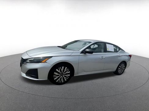 Used 2024 Nissan Altima 2.5 SV FWD image 8