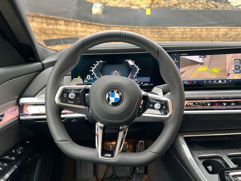 Used 2025 BMW 760i xDrive w/ Premium Package image 11