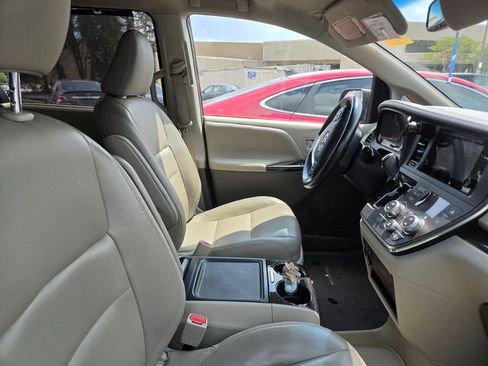 Used 2015 Toyota Sienna XLE FWD image 8