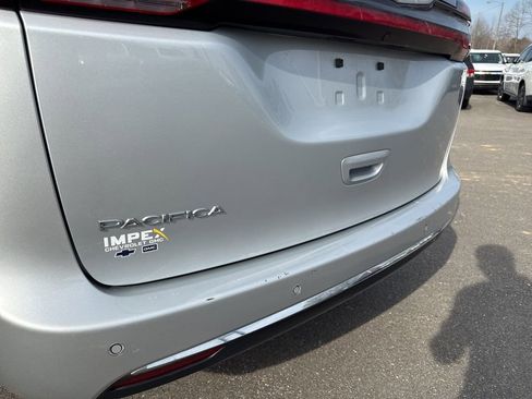 Used 2024 Chrysler Pacifica Touring-L FWD image 30