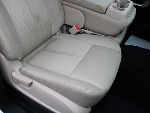 Used 2018 Nissan Titan SV image 37