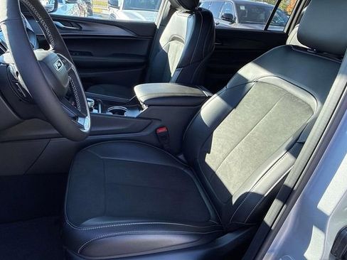 New 2025 Jeep Grand Cherokee L Altitude RWD image 10