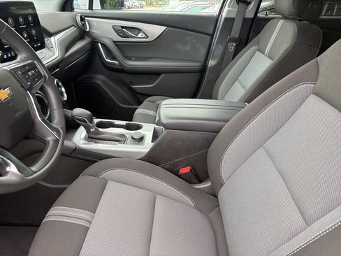 Used 2025 Chevrolet Blazer LT FWD image 3