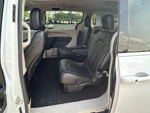 Used 2024 Chrysler Pacifica Touring-L FWD image 8