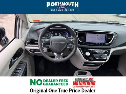 Used 2024 Chrysler Pacifica Touring-L image 7