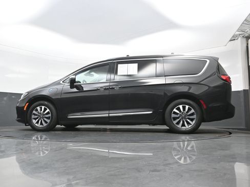 Used 2021 Chrysler Pacifica Limited w/ Uconnect Theater Family Group FWD image 29