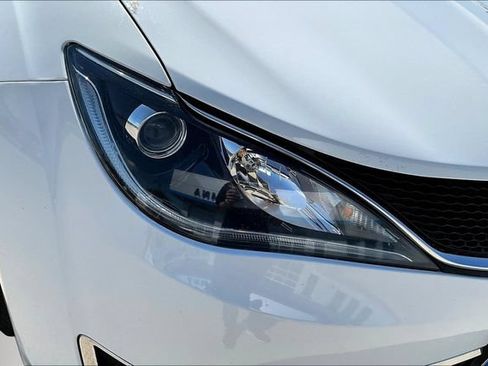 Used 2018 Chrysler Pacifica Touring-L FWD image 29
