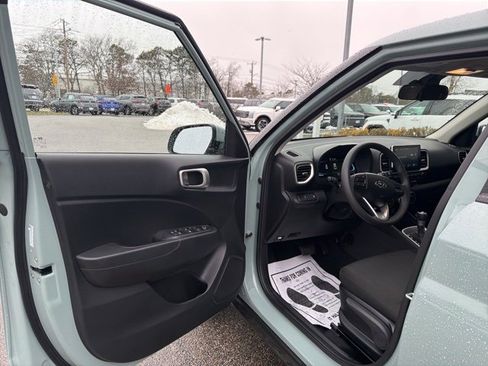 Certified 2025 Hyundai Venue SE image 9