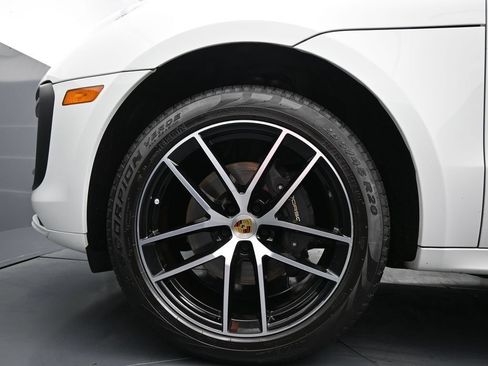 Certified 2025 Porsche Macan AWD/4WD image 7