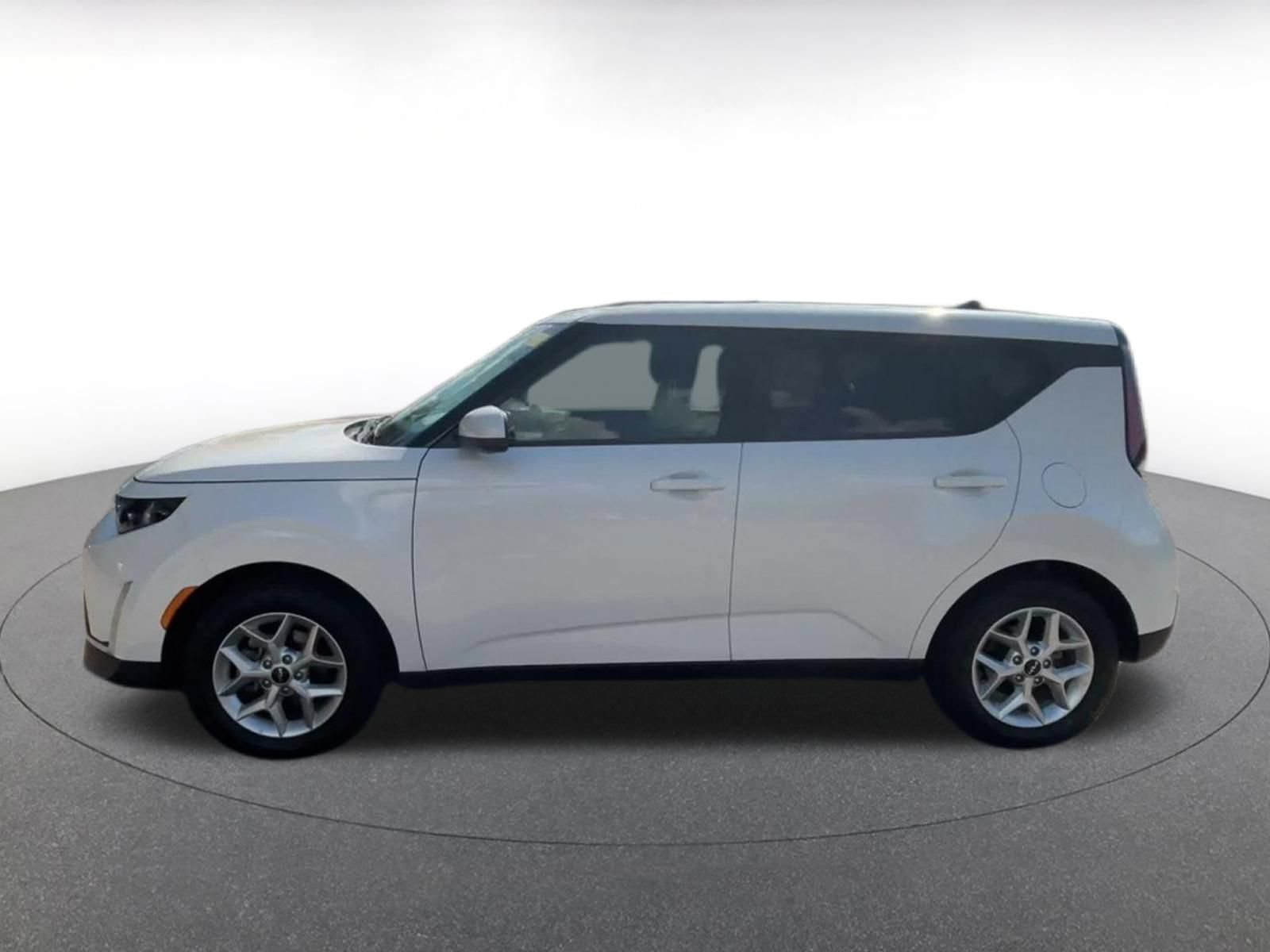 Used 2025 Kia Soul LX w/ LX Technology Package FWD image 8